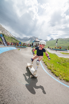 Skaterin auf dem Pumptrack in Tignes